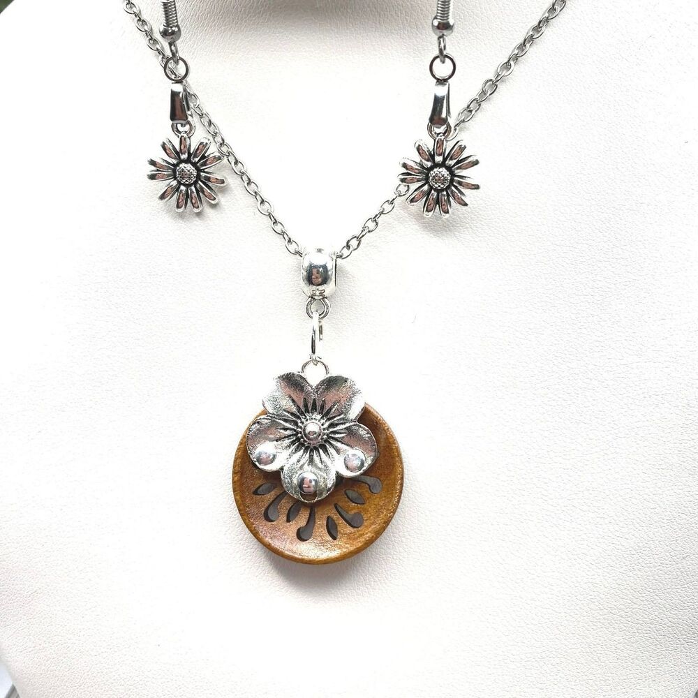 Handmade Flower Necklace & Earrings Set | Nature Inspired Jewelry - Picture 4 of 5